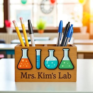 Personalized Science Teacher Desk Organizer – Custom Wooden 3D Pen Holder – Back to School Gift for STEM & Chemistry Teachers