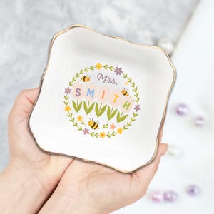 Personalized Teacher Trinket Tray – Custom Name Jewelry Dish with Flowers and Bees – Gift for Teacher Appreciation or End of Year
