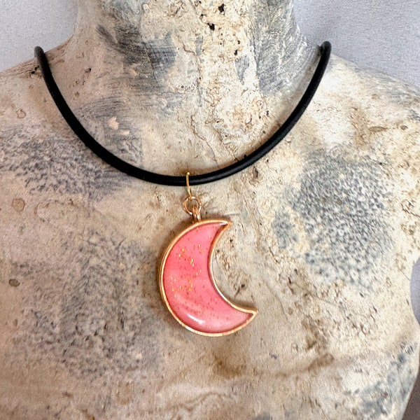 Collier avec pendentif en forme de lune rose et paillettes