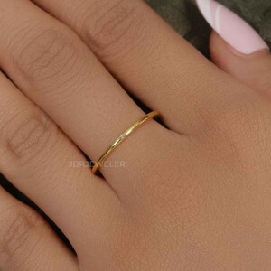 Round Diamond Wedding Band, Lab Grown Wedding Ring, Gold Engagement Band, Dainty Gold Ring, Delicate Proposal Ring,Anniversary Gift for Wife