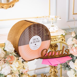 Boîte personnalisée en bois pour cartes de mariage avec motif disque vinyle - Panneau latéral en acrylique personnalisé avec le titre de votre chanson préférée