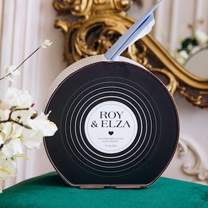 Caja de madera para bodas para tarjetas y sobres con impresión personalizada estilo disco de vinilo en el lado acrílico. Incluye el título de tu canción especial
