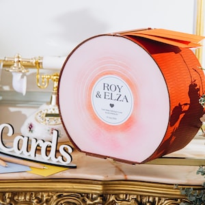 Boîte pour cartes de mariage en bois fabriquée à la main avec motif de disque vinyle personnalisé - Panneau latéral en acrylique personnalisé avec votre chanson préférée