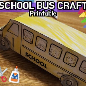 Op de afbeelding: Een printbaar schoolbus knutselwerk met een geel buslichaam en zwarte contouren. De bus heeft ramen met cartoonkinderen erin. De woorden "SCHOOL BUS CRAFT" en "Printable" staan bovenaan de afbeelding. Er zijn ook een schaar en een fles lijm.