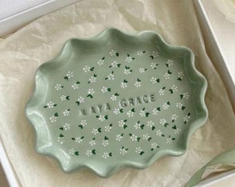 Ring Holder Sage Green Personalized Name Botanical Bridesmaid Gift Daisy Jewelry Dish Custom Wedding Keepsake Nature Inspired Gift for Her