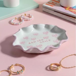 Personalized Trinket Dish for Bride Keepsake Holder Pink Bow Custom Design Jewelry Tray Wedding Present for Bridesmaid Vanity Decor Display