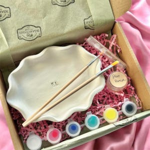 Kit de pintura em cerâmica personalizado para chá de panela, com pincéis inclusos e porta-joias para madrinhas.