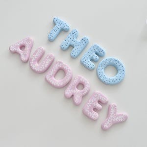 Letras de arcilla para decoración de pared de guardería, regalo para baby shower, adornos para habitación infantil, guirnalda personalizable hecha a mano, acentos decorativos caprichosos para habitación de niños pequeños.