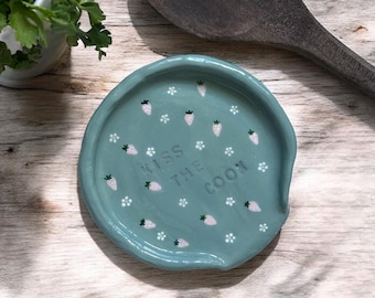 Custom Ceramic Spoon Rest Cooking Tool Organizer For Kitchen Counter Decor With Strawberry Design Gift For Baker Kitchen Accessory Storage