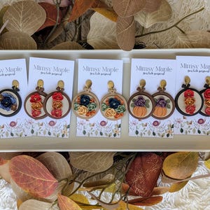 Bezaubernde Stickerei Creolen Ohrringe - Handgefertigter Schmuck aus Polymer Clay
