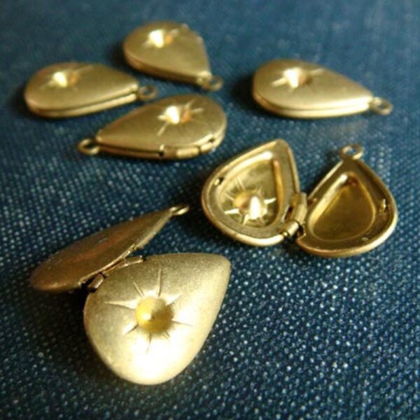 Vintage Starburst Teardrop Lockets - Raw Brass - 9pcs - LAST LOT