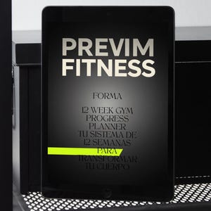 Puede incluir: Una tableta negra que muestra el texto PREVIM FITNESS FORMA 12 WEEK GYM PROGRESS PLANNER TU SISTEMA DE 12 SEMANAS PARA TRANSFORMAR TU CUERPO con una línea horizontal de color verde lima brillante que acentúa el centro de la pantalla.