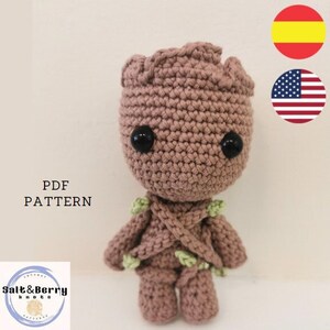 Pode incluir: Padrão de crochê para um amigurumi Groot marrom e verde. O padrão está disponível em inglês e espanhol. Padrão PDF.