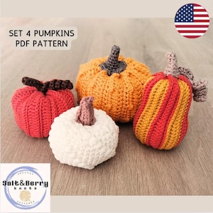 Pode incluir: Conjunto de quatro abóboras de crochê em várias cores, incluindo laranja, vermelho e branco. As abóboras estão dispostas sobre uma superfície de madeira. O texto "SET 4 PUMPKINS PDF PATTERN" é visível na parte superior da imagem.