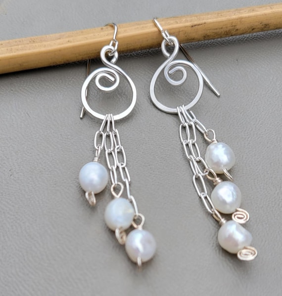 Pendientes largos colgantes de perlas y espirales de plata