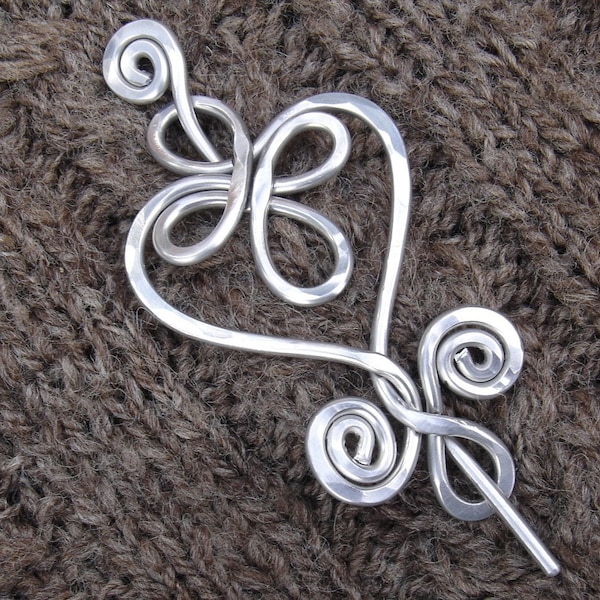 Épingle à châle en aluminium coeur celtique et tourbillons, cadeau fête des mères, cadeau tricot pour elle épingle coeur, broche coeur pour pull, fermeture éclair