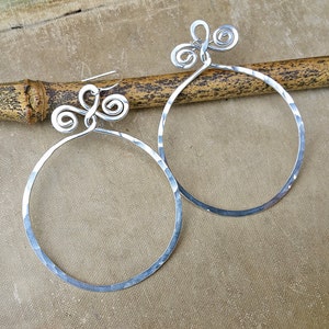Sehr große Sterling Silber Creolen mit Spirale, gehämmert große Creolen, Silberdraht Schmuck, Geschenk für sie Boho Creolen
