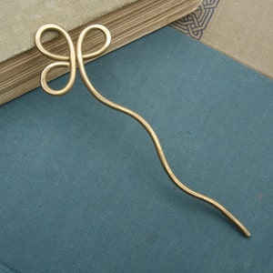 Wavy Trinity Clover Loops Brass Hair Stick, Shawl Pin, Scarf Pin, Hair Accessory, Long Hair Toy Bun Holder, Gift for Women Metal Shawl Stick