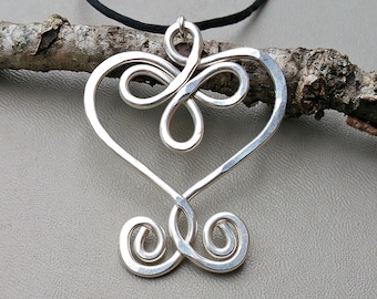 Grand collier coeur celtique en argent sterling, grand pendentif coeur, cadeau de fête des mères pour elle, gros bijoux coeur, grand collier coeur en argent