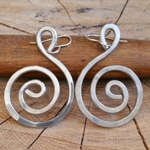 Große gehämmerte Aluminium-Spirale Ohrringe