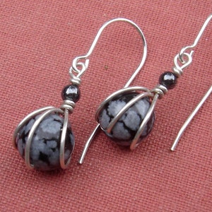 Winzige Schneeflocken Obsidian Ohrringe, Geschenk für sie Sterling Silber Draht gewickelt Schmuck, kleine Stein Schmuck, kleine Stein Ohrringe