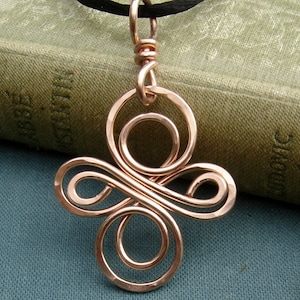 Keltischer Knoten Kreuz Anhänger, Infinity Swirl Keltischer Knoten Halskette, keltische Halskette, keltischer Schmuck, keltisches Kreuz Halskette Kupferschmuck