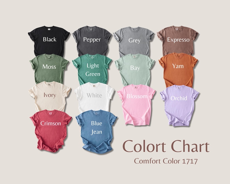 Op de afbeelding: Een kleurenkaart van Comfort Color 1717 t-shirts in verschillende kleuren, waaronder zwart, peper, grijs en espresso. Andere kleuren zijn mos, lichtgroen, baai en yam. Extra kleuren zijn ivoor, wit, bloesem en orchidee. Karmozijnrood en spijkerbroekblauw zijn ook afgebeeld.