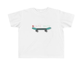 Skate Mate is het Fine Jersey T-shirt voor peuters, het grafische T-shirt voor peuters, skate boarder, peutercadeaus, kinderpeuters