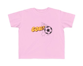 La camiseta de punto fino GOAL para niños pequeños es el regalo perfecto para jugadores y fanáticos del fútbol. Seguro que sumará puntos con tu pequeño futbolista.