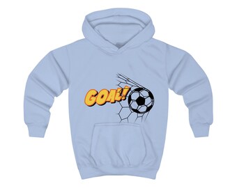 La felpa con cappuccio GOAL Kids è il regalo perfetto per giocatori e tifosi di calcio. Questa felpa grafica segnerà punti con il tuo piccolo calciatore