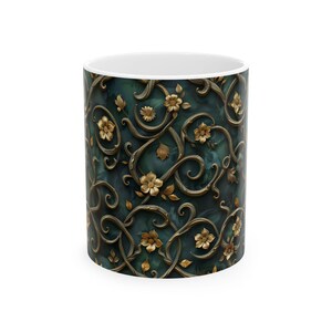 Puede incluir: Taza de cerámica blanca con un fondo verde oscuro y un patrón repetido de vides y flores doradas. El diseño envuelve toda la taza, creando un aspecto decorativo y elegante. La taza tiene un asa estándar y un interior blanco.