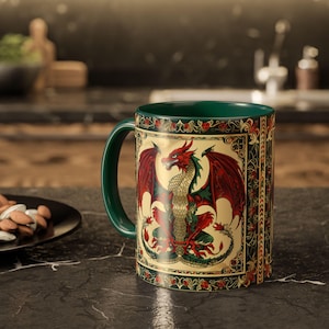 Puede incluir: Una taza de cerámica verde con un diseño de dragón rojo. El dragón tiene grandes alas y está sobre un fondo crema con un borde decorativo. La taza tiene un asa y un interior verdes.