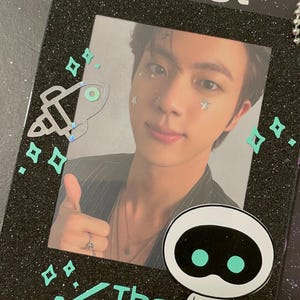 BTS Jin The Astronaut decorado toploader | K-pop | Porta-cartão de fotos |