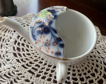 Victorian flow blue gilded feeding/apothecary/invalid cup.