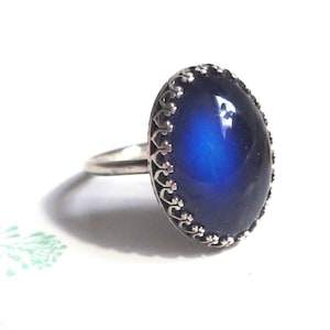 Classic Crown Mood Ring in Antiqued Sterling Silver with Color Changing Stone
