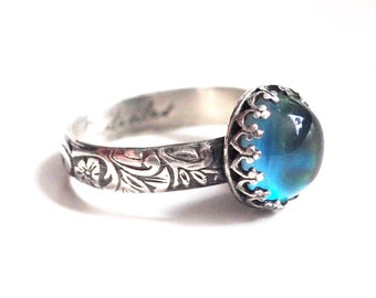Medium Mood Ring with Floral Band in Antiqued Sterling Silver with Color Changing Stone