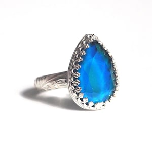 Teardop Faceted Mood Ring with Floral Band in Sterling Silver