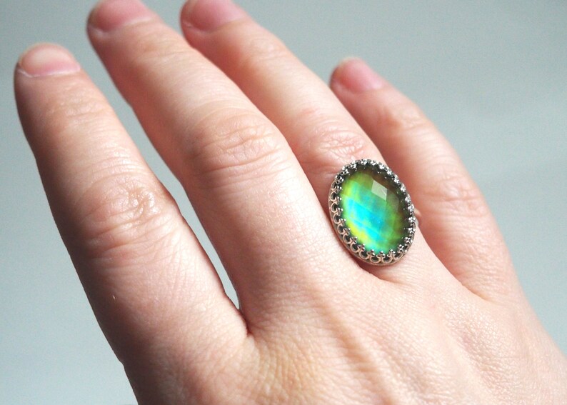 Classic Crown Faceted Mood Ring in Sterling Silver with Color Changing Stone image 3