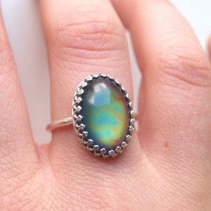 Classic Crown Mood Ring in Antiqued Sterling Silver with Color Changing Stone image 3