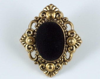 Pin Brooch Gold Tone Pin with Black Velvet Center BR7