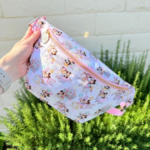 Mouse Couple Characters Grande Fanny Pack - Inspirado em Parque Temático - Bolsa de Cinto - Mouse Couple - Mouse Crossbody - Personagens Xícaras de Chá