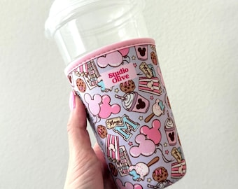 Park Snacks Getränkehülle | Charakter Eiskaffee Hülle | Iced Drink Hülle | Girly Cup-Ärmel | Glücklichster Ort Lila Park Snacks