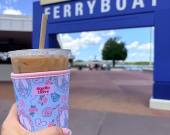 Zauberhafte Burg Trinkhülle | Charakter Eiskaffee Hülle | Iced Drink Hülle | Girly Cup-Ärmel | Glücklichster Platz Freunde