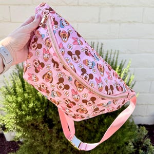 Pochete Jumbo Daisy & Friends | Bolsa de Cintura Bolsa Feminina | Bolsa de Personagens | Amigos do Lugar Mais Feliz | Pochete de Personagens