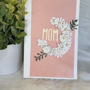 Tarjeta del Día de la Madre con bonitos pétalos