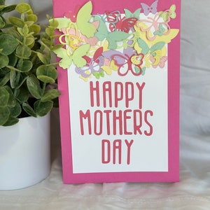 Tarjeta del Día de la Madre con una mariposa revoloteando