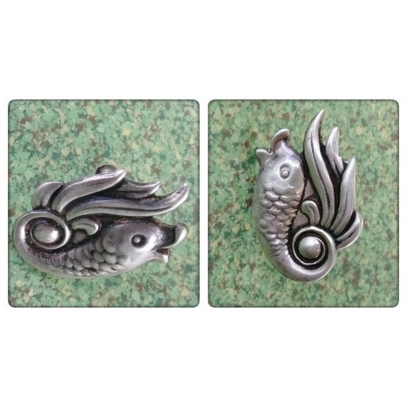 Vintage 1940s Silver Swimming Fish Earrings Screw… - image 1