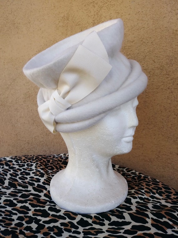 Vintage 1950s Hat Sculptural Toque White Wool Top… - image 1