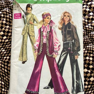 Könnte beinhalten: Simplicity-Schnittmusterumschlag mit Illustrationen von drei Frauen in Outfits im Stil der 1970er Jahre. Die Outfits umfassen Schlaghosen, Westen und Blusen. Der Umschlag ist grün und weiß mit der Nummer 8520.