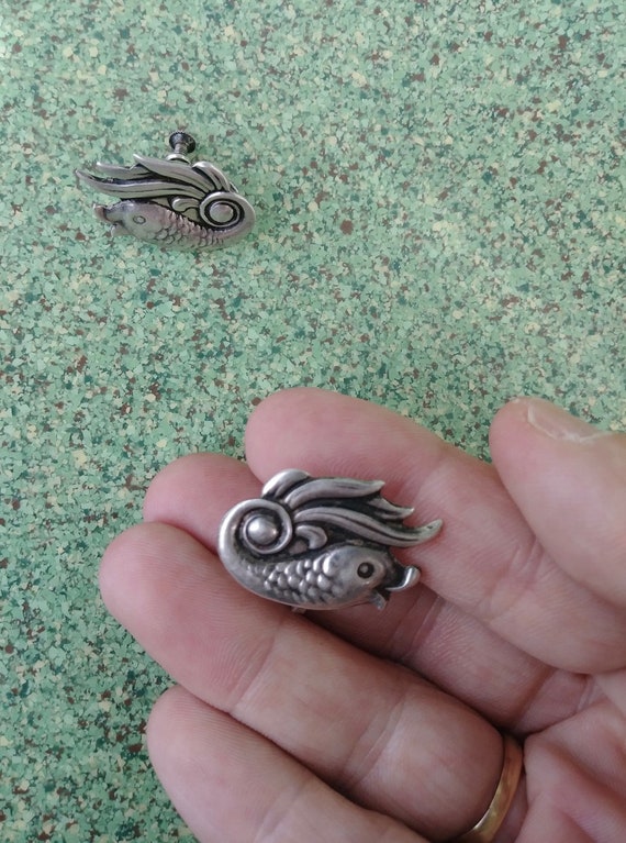 Vintage 1940s Silver Swimming Fish Earrings Screw… - image 6